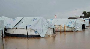 Podczas ulewy wiele namiotów na wyspie Lesbos w obozie Moria zostaje zalanych